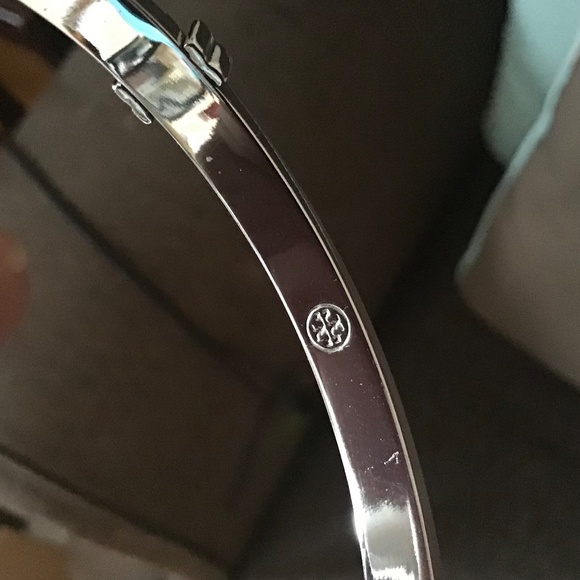 Tory Burch silver bangle bracelet in EUC ✨🤩 Like knew! - Picture 4 of 7